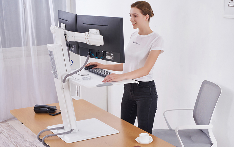 Cô gái đang sử dụng máy tính trênChân Đỡ 2 Màn Hình Máy Tính Để Bàn NB ST35-2A 