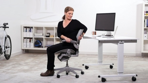 Ngồi trên chiếc ghế văn phòng tiện dụng của bạn, đặt hai bàn chân phẳng trên mặt đất, rộng bằng vai