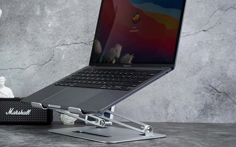 Giá đỡ laptop giúp bàn làm việc luôn ngăn nắp, gọn gàng
