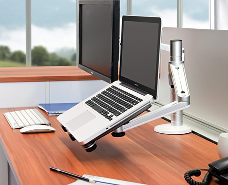 Giá đỡ laptop kèm giá đỡ màn hình PC khi hoàn thiện lắp đặt cho bàn làm việc gọn gàng