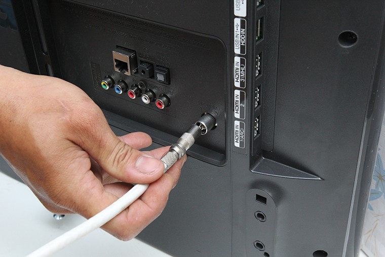 Tiến hàng gắn các loại dây nguồn vào tivi trước khi lắp tivi lên tường